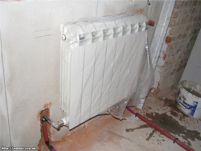 Подключение радиаторов сшитым полиэтиленом. Трубы радиатора из стены. Трубы батареи из стены. Радиатор отопления из стены.